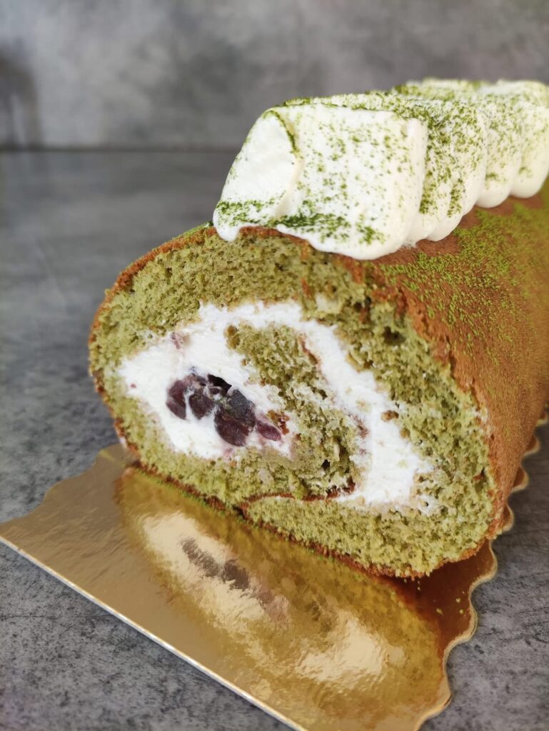Gâteau roulé au thé vert japonais 'matcha'.