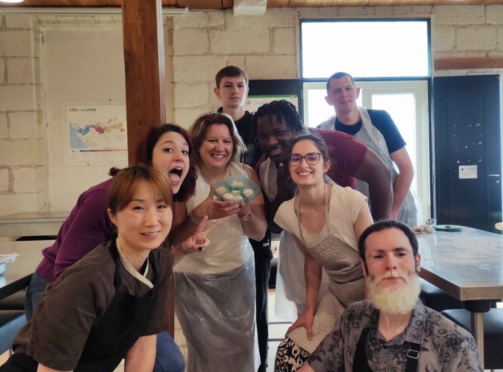 Scènes d'un atelier de fabrication de bonbons japonais « wagashi ».