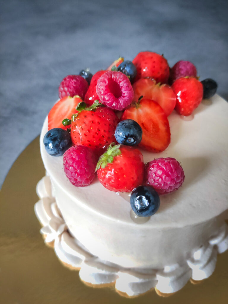 Gâteau aux myrtilles et fraises
